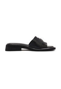 Sandalias deslizantes negras de cuero con suela plana, que presentan un diseño de tira ancha y una textura suave.