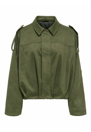 Olívazöld, rövid fazonú dzseki széles ujjakkal, lehajtott gallérral és vállpántokkal mindkét vállon.