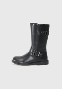 Botas de cuero negro hasta la rodilla con una textura suave, hebilla lateral, acentos metálicos y punta redonda. Suela plana y patrón de desgaste mínimo.