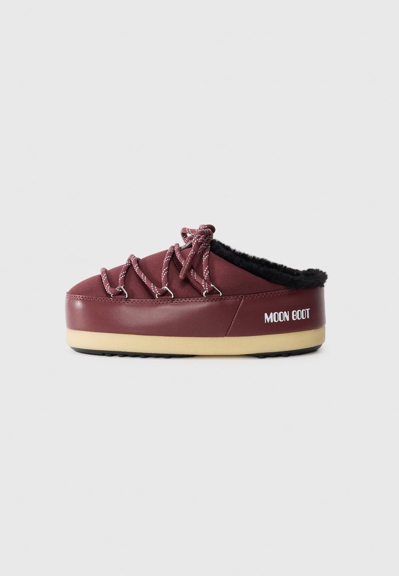 Bordeaux Moon Boot-slipper, met een zachte zwarte bontvoering, flexibele veters en een beige zool met een gestructureerde grip.
