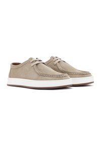 Scarpe in suede beige con suole in gomma bianca, dotate di dettagli cuciti e design con lacci. Forma minimalista, tomaia testurizzata e suola piatta.