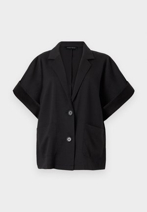 Blazer noir à manches courtes avec revers crantés, deux boutons à l'avant et deux grandes poches plaquées, présenté sur un fond clair uni.