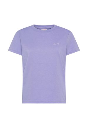 T-shirt viola lilla a maniche corte con scollo rotondo, con piccolo logo triangolo bianco e "X" sul petto a sinistra, mostrata su sfondo bianco.