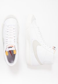 Nike Sportswear BLAZER '77 UNISEX - Sapatilhas de cano alto - white/light bone/sail