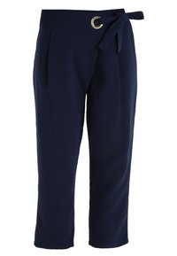 Granatowe, średnio wysokie spodnie w miękkim materiale z paskiem związanym w talii i okrąłym metalowym akcentem z przodu. Prosty krój nogawek.