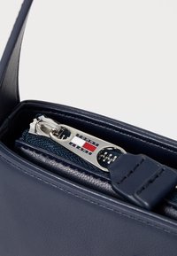 Tommy Jeans MUST SHOULDER BAG - Ručna torba - dark night navy