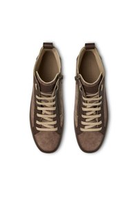 Scarpe alte in pelle marrone con lacci beige, dotate di una cerniera laterale e sovrapposizioni testurizzate. Fodera interna liscia, design minimalista.