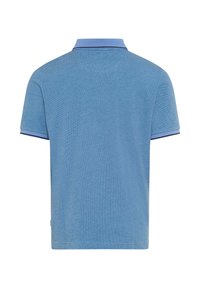 Lyseblå polo t-shirt med korte ærmer og mørkeblå kant på kraven og ærmekanter, vist bagfra.
