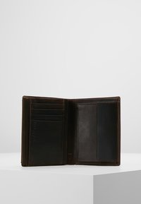 Bruine leren portemonnee met meerdere kaartsleuven, een verdeelde compartiment, gladde en gestructureerde oppervlakken, en subtiele merkdetails.
