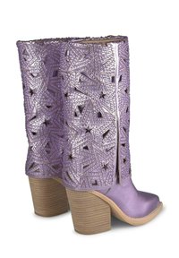 Stivaletti alla caviglia in pelle viola con un design a stella intagliato, materiale testurizzato e tacco in legno impilato. Chiusura con zip sul lato.
