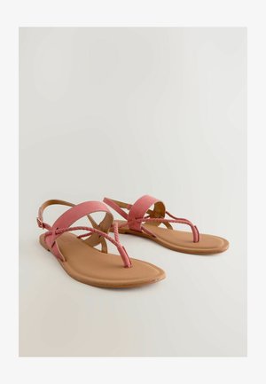 Różowe zamszowe sandały z plecionymi paskami, płaską brązową podeszwą i paskiem wokół kostki z złotą klamrą. Prosty design i otwarty czubek.