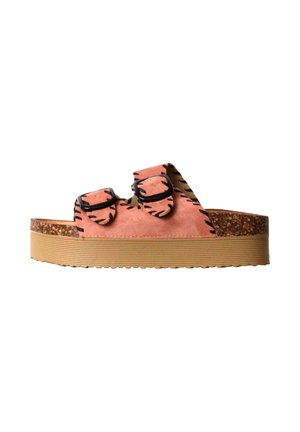 Sandale à plateforme en daim rose avec deux sangles réglables à boucle et une semelle intermédiaire à texture liège sur une semelle extérieure en caoutchouc rainurée.