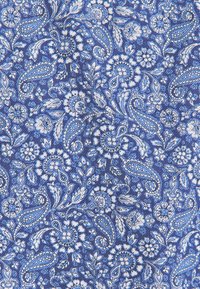 Tessuto blu a motivo paisley con intricate fantasie floreali e swirl bianche. La texture appare morbida con una leggera lucentezza.