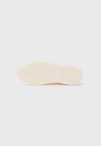 Sko såle i off-white gummi med et teksturert fiskebensmønster og en glatt sentrum. Har hevet merkevare i midten.