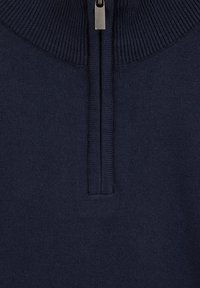 Mörkblå halvdraget pullover i mjukt tyg. Har en ribbad krage och placket med en metalldragkedja för enkel påklädning.