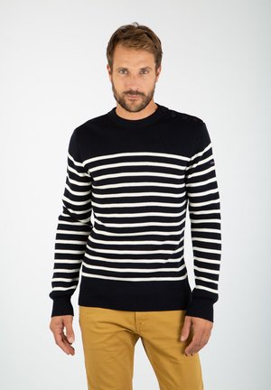 Marineblauer und cremefarbener gestreifter Pullover mit rundem Ausschnitt, langen Ärmeln und Knopfdetails an der Schulter, aus einem weichen Strickmaterial gefertigt.