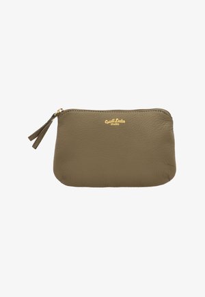 Pequeña bolsa de cuero verde oliva con cremallera dorada y "Gusti Leder studio" grabado en oro en el centro delantero.