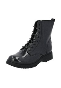 Botas negras hasta el tobillo con cordones, acabado brillante, parte superior texturizada y suela de goma gruesa. Presenta cordones metálicos y una lengüeta en bucle.