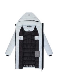 Chaqueta de invierno blanca con capucha, abierta para mostrar el forro negro acolchado y la etiqueta de la marca "MARIKOO" en el interior del cuello.