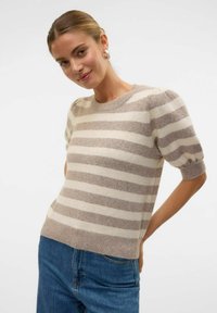 Pull en maille rayé beige et marron avec manches courtes bouffantes, encolure ronde et texture douce, assorti à un jean bleu.