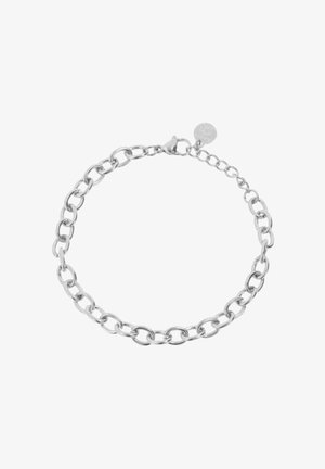 Pulsera de cadena de plata con eslabones ovalados entrelazados y un pequeño charm redondo cerca del cierre de langosta.