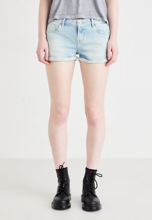 Lichtblauwe denim shorts met opgerolde omslagen, met een klassiek vijf-pocket ontwerp en een voor sluiting met knoop, gecombineerd met zwart veterschoenen.