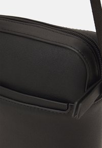 Pier One Skulderveske - black