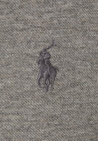  Tela de algodón gris con una textura fina, que presenta un logotipo bordado en gris oscuro de un jugador de polo. Sin patrones ni acentos adicionales.