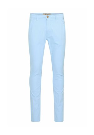 Chinos de algodón de color azul claro con corte ajustado, que presentan un cierre frontal con botón, trabillas para cinturón y una textura suave. Sin patrones ni acentos visibles.