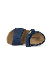 Sandalia deslizante de color azul marino con dos correas anchas, plantilla de corcho y detalle de logo embosado. Textura suave con suela plana.
