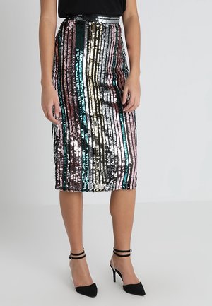 Jupe crayon ornée de sequins avec des rayures verticales en rose, sarcelle, argent et noir, présentant une silhouette ajustée et une longueur mi-mollet.