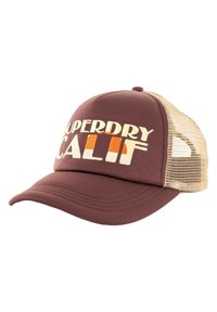 Cappellino da baseball marrone con visiera curva, retro in rete e ricamo "SUPERDRY CALIF" in lettere crema e arancioni.