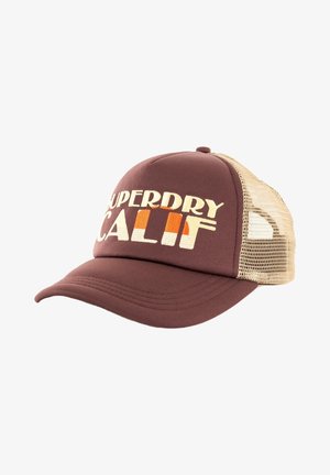 Casquette de baseball marron avec une visière incurvée, un dos en maille, et l'inscription brodée "SUPERDRY CALIF" en lettres crème et orange.