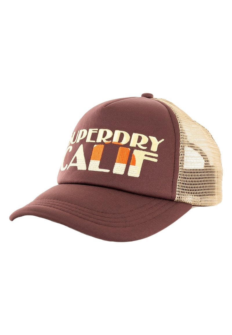 Cappellino da baseball marrone con visiera curva, retro in rete e ricamo "SUPERDRY CALIF" in lettere crema e arancioni.