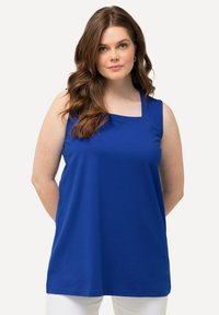 Top senza maniche di un blu reale con scollatura quadrata, realizzato in tessuto liscio, caratterizzato da una vestibilità morbida e un orlo dritto.