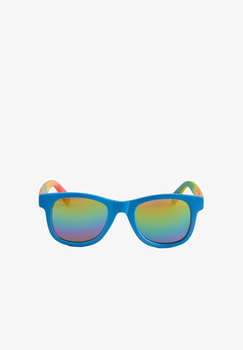 Lunettes de soleil à monture bleue avec des verres réfléchissants aux couleurs de l'arc-en-ciel et des branches assorties à motif arc-en-ciel, présentées sur un fond blanc.