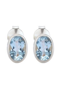 Boucles d'oreilles en argent avec des pierres précieuses ovales, bleu clair, dotées de surfaces facettées et de bords lisses, présentées sur un fond blanc.