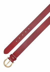 Czerwony skórzany pasek o fakturze z wieloma otworami do regulacji oraz złotą metalową klamrą. Płaski design, spiczaste końce po obu stronach.
