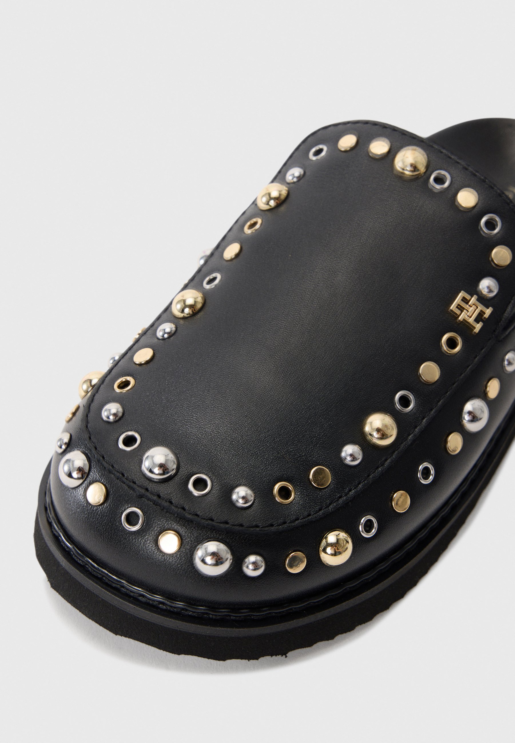 Tommy Hilfiger TH MONOGRAM STUD EMBELLISHED LEATHER MULES - Mules
