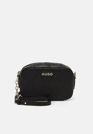 Sac bandoulière en cuir noir avec motif en diamant embossé, logo doré, quincaillerie argentée et bandoulière amovible. Fermeture zippée. Design compact.