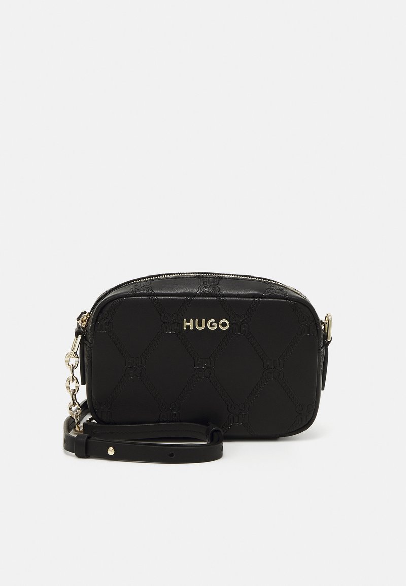 Sac bandoulière en cuir noir avec motif en diamant embossé, logo doré, quincaillerie argentée et bandoulière amovible. Fermeture zippée. Design compact.