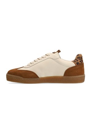 Baskets basses en cuir blanc, bout et talon en daim marron, détail imprimé léopard sur le talon, semelle en caoutchouc beige.
