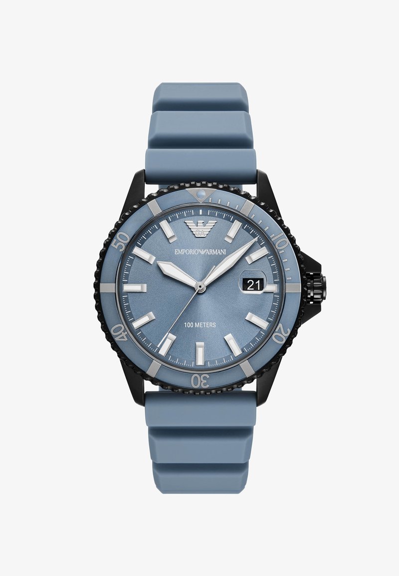 Blå silikonrem klokke med blå skive, svart ramme, sølvfargede timemarkører, datovisning og Emporio Armani-logoen øverst.