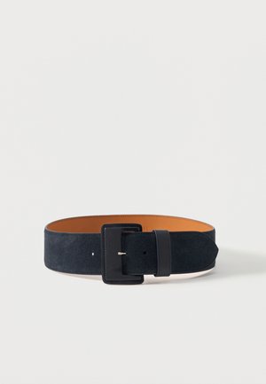 Czarny pasek z zamszu z szeroką, prostokątną czarną klamrą i jasnobrązową podszewką, położony na białym tle.