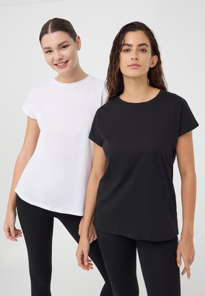 Due magliette a manica corta, una bianca e una nera, realizzate in tessuto di cotone morbido. Entrambe hanno un collo rotondo e una vestibilità rilassata.