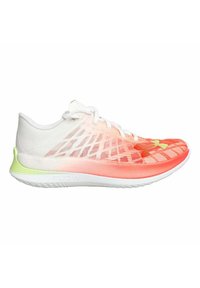 Zapatilla de running ligera con parte superior de malla en degradado de rojo a blanco, acento verde en el talón y suela de goma blanca texturizada marcada como "FLOW".