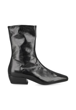 Schwarzer glänzender Lederstiefel bis zur Mitte der Wade mit niedrigem Blockabsatz und spitzer Schuhspitze, von der Außenseite auf weißem Hintergrund gezeigt.