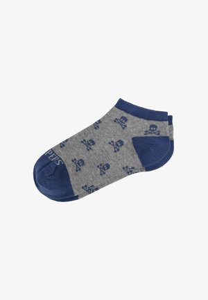 Calzini alla caviglia grigi con motivo teschio e ossa incrociate blu navy, punta, tallone e bordo blu navy, isolati su sfondo bianco.