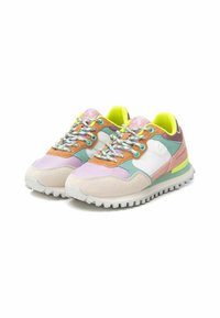 Zapatillas coloridas que presentan una mezcla de materiales pastel, incluyendo ante, malla y goma. Los detalles notables incluyen cordones vibrantes y una suela texturizada.