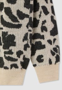 Maglione lavorato a maglia con motivo leopardato nero su sfondo beige. Presenta polsini a coste e una finitura morbida e texturizzata.
